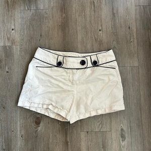super cute button shorts🌛⚡️

size-4
condition-perfect